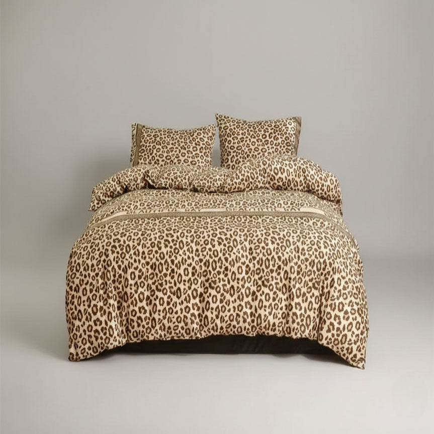 Une parure de lit léopard ambiance safari composée d’une housse de couette et de deux oreillers, disposée sur un lit avec un motif animalier audacieux créant une atmosphère sauvage et élégante.