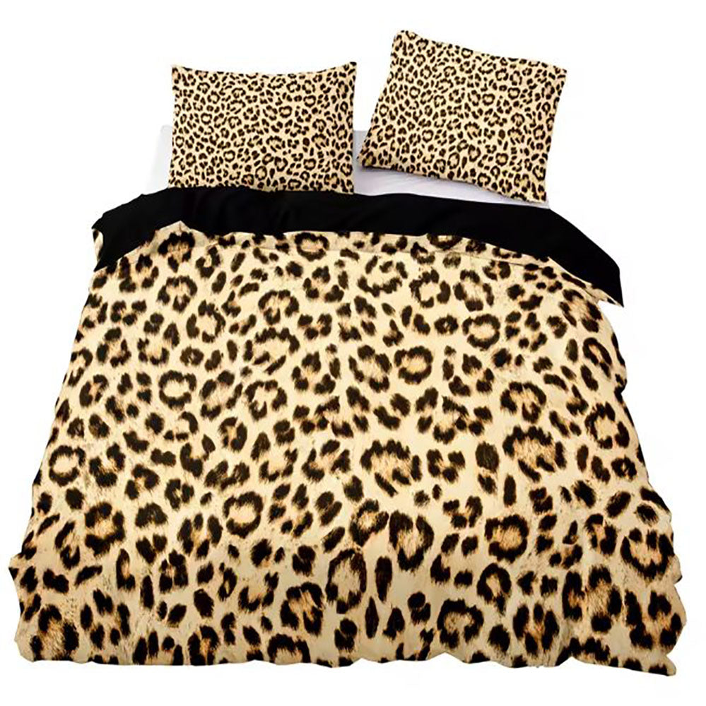 Une parure de lit motif léopard imprimé avec housse de couette et deux taies assorties, posée sur un lit avec un contraste de drap noir pour un rendu sauvage et contemporain.