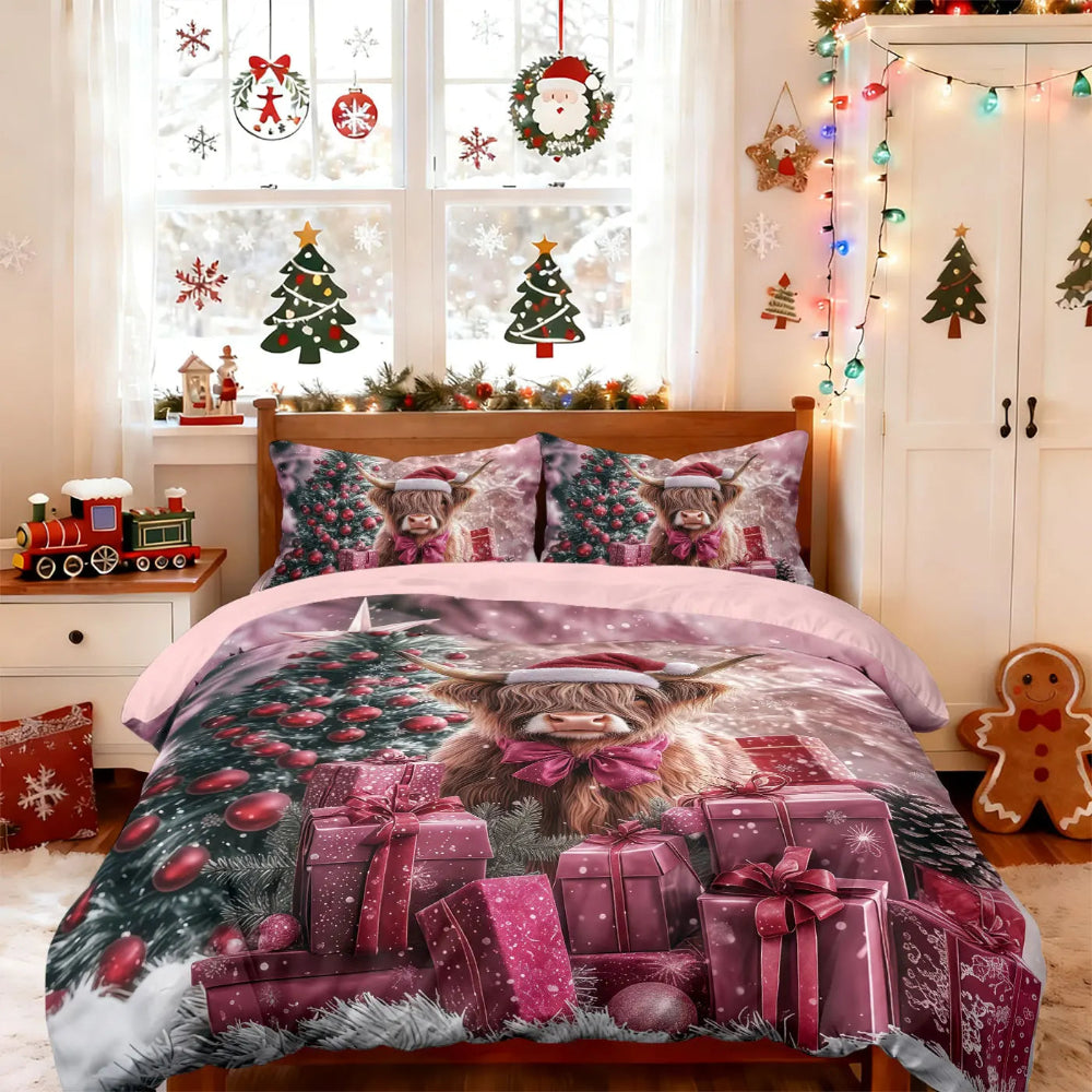 Parure de lit noel motif vache des Highlands représentant une vache écossaise entourée de cadeaux et décorations de fête, dans une chambre décorée avec sapins et guirlande lumineuse.