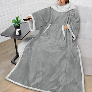 Un plaid avec manches enveloppant et une grande poche centrale, parfait pour se couvrir tout en gardant les bras libres pendant un moment de détente.