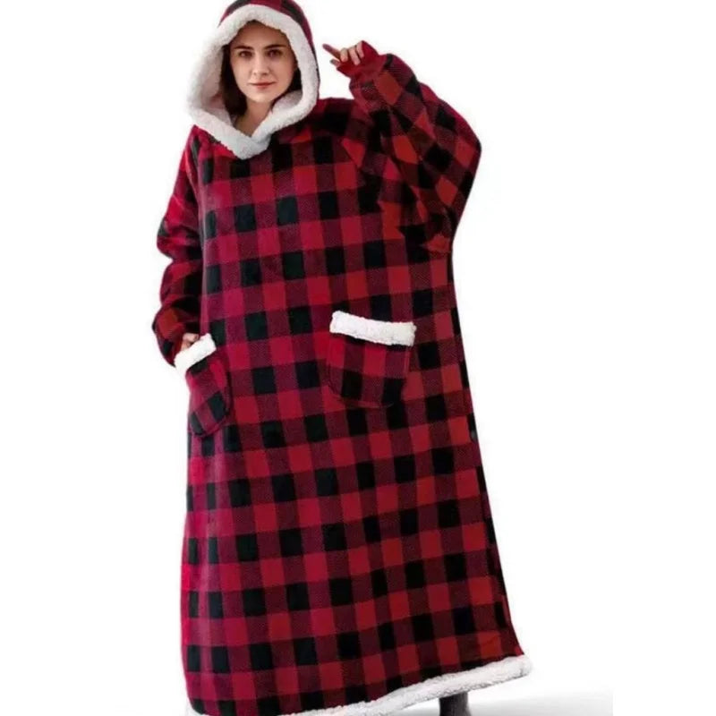 Un plaid avec manches oversize à motif carreaux, long et ample, avec capuche douce et grandes poches à l’avant bordées d’une texture moelleuse.