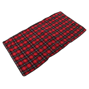 Un plaid chauffant électrique avec motif écossais à carreaux, posé à plat, offrant une allure chaleureuse et cosy idéale pour les moments de détente.