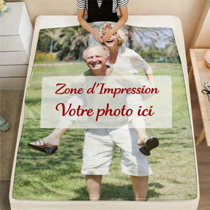 Plaid personnalisé avec photo imprimée d’un couple, avec zone d’impression indiquée pour ajouter votre propre image.