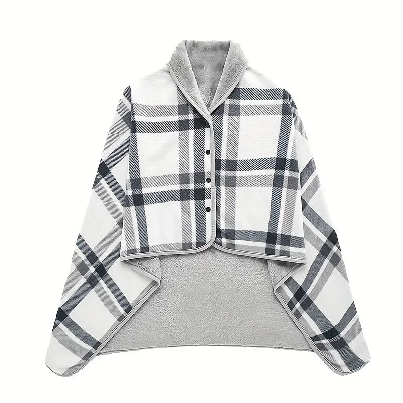 Un plaid poncho polaire à carreaux avec fermeture à boutons et col enveloppant, présenté à plat pour montrer sa coupe ample et sa doublure douce.