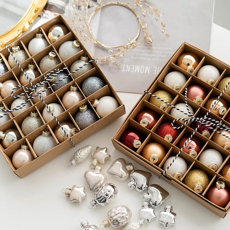 Assortiment de boules de Noël en verre et plastique avec finitions brillantes et mates de 4cm de diamètre