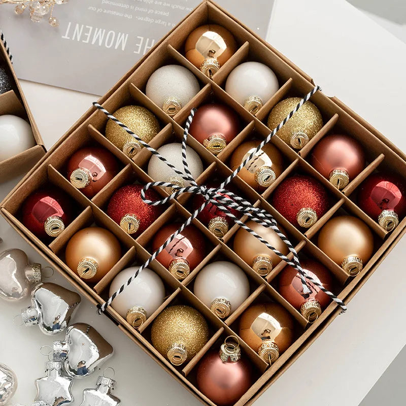 Assortiment de boules de Noël en verre et plastique avec finitions brillantes et mates de 4cm de diamètre