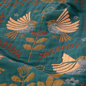 Détail tissé jacquard motifs oiseaux et fleurs sur gaze de coton