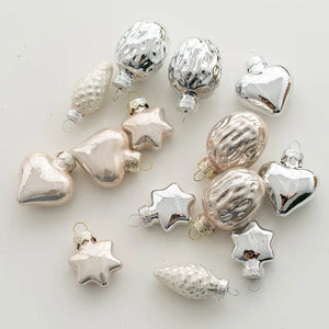 Assortiment de boules de Noël en verre et plastique avec finitions brillantes et mates de 4cm de diamètre
