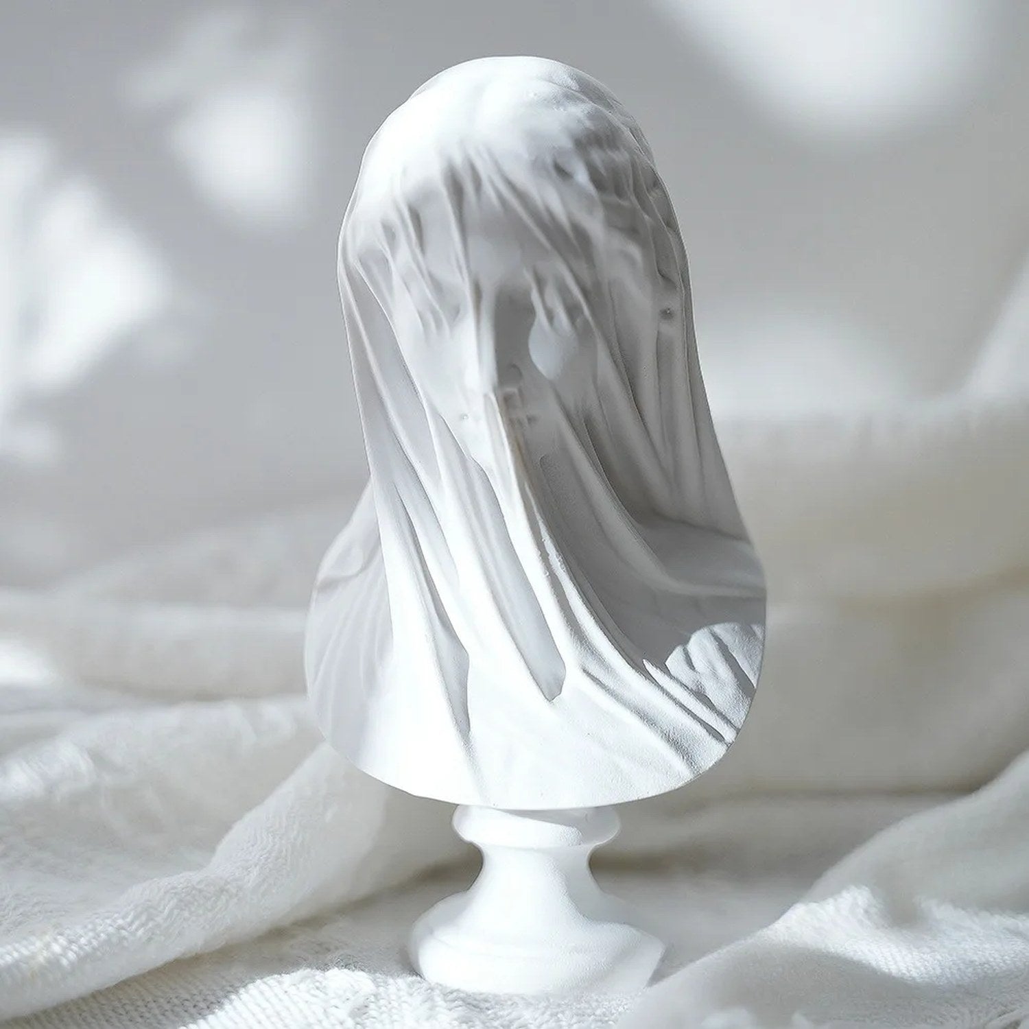 Buste dame voilée résine blanche sur tissu blanc fond neutre