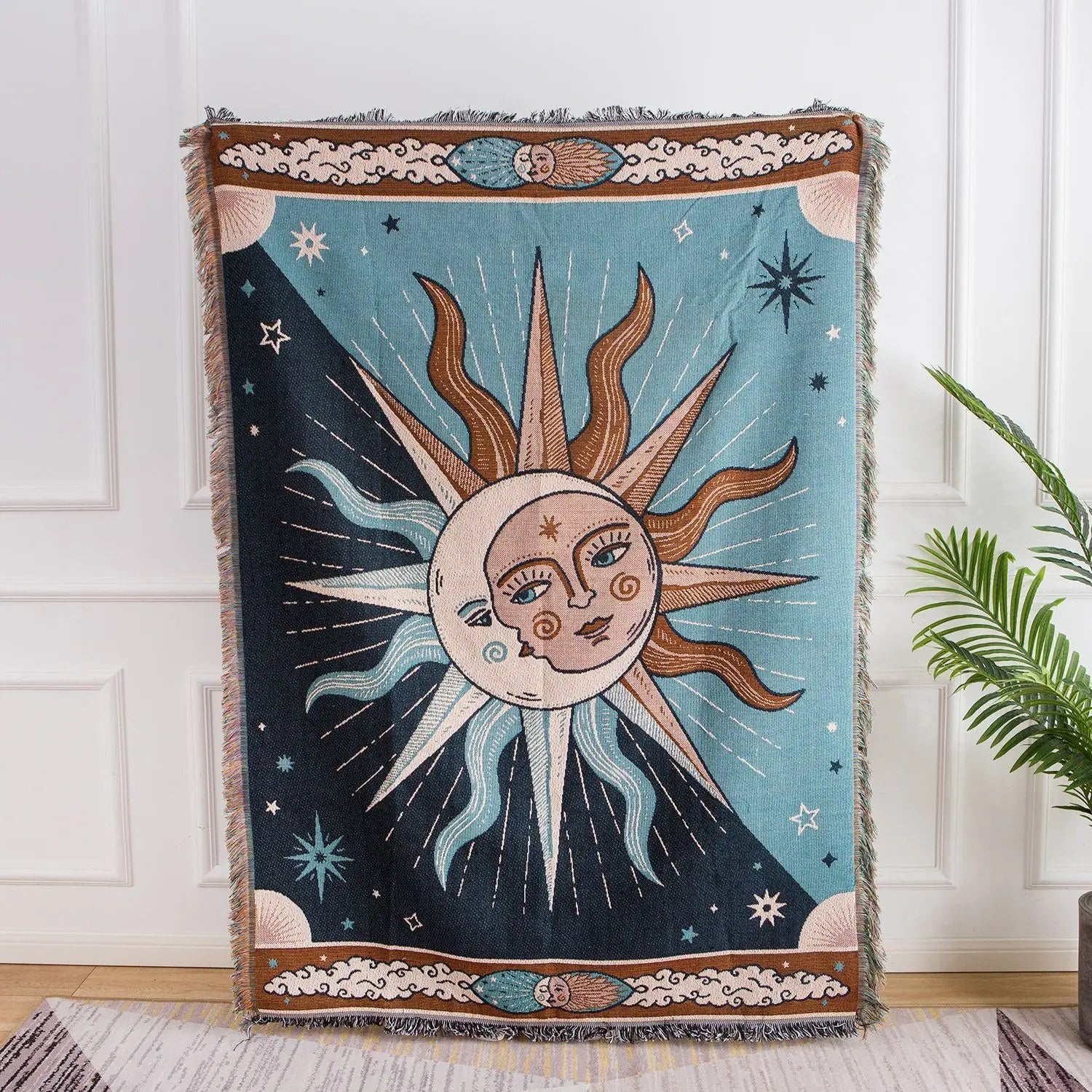 Tapisserie plaid soleil et lune céleste suspendue sur un mur blanc