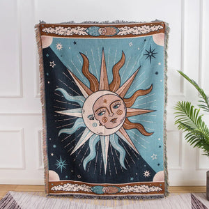 Tapisserie plaid soleil et lune céleste suspendue sur un mur blanc