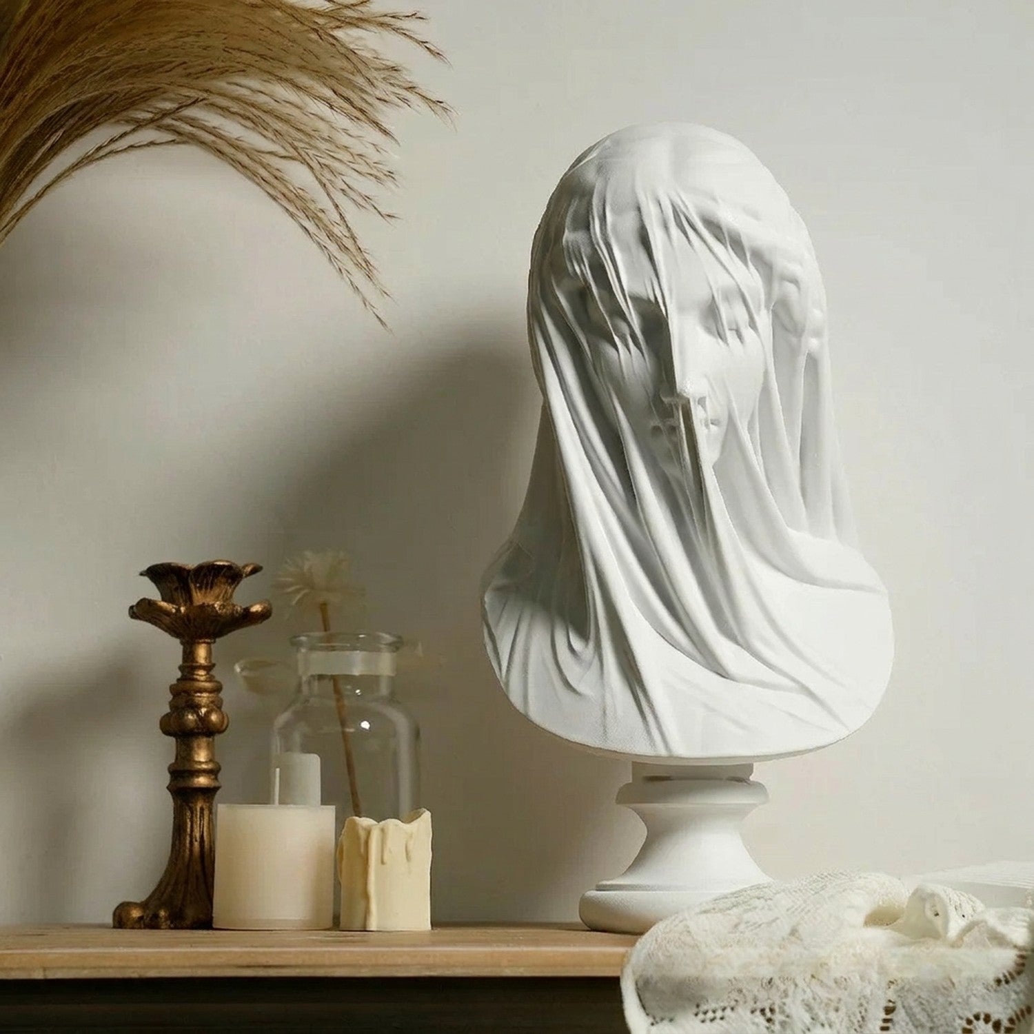 Grande sculpture buste voilée sur étagère en bois avec bougie et herbes de pampa