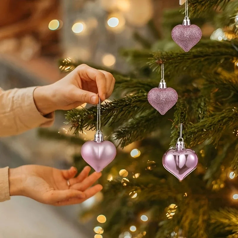 Vue de dessus sur douze boules de Noël roses regroupées avec emballage festif sur fond clair