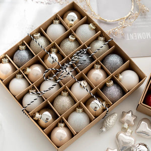 Assortiment de boules de Noël en verre et plastique avec finitions brillantes et mates de 4cm de diamètre