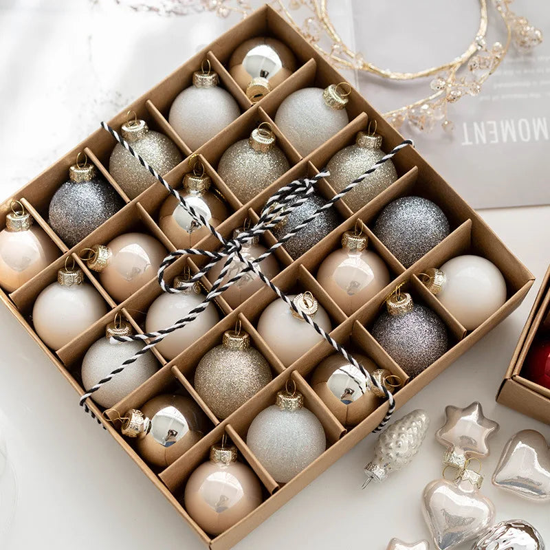 Assortiment de boules de Noël en verre et plastique avec finitions brillantes et mates de 4cm de diamètre