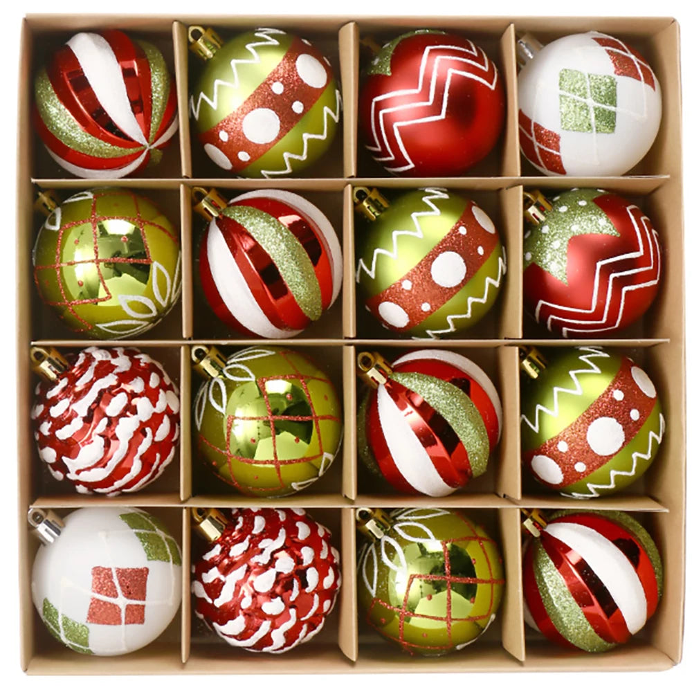 Ensemble de seize boules de Noël colorées avec motifs festifs variés disposées pour décoration sapin