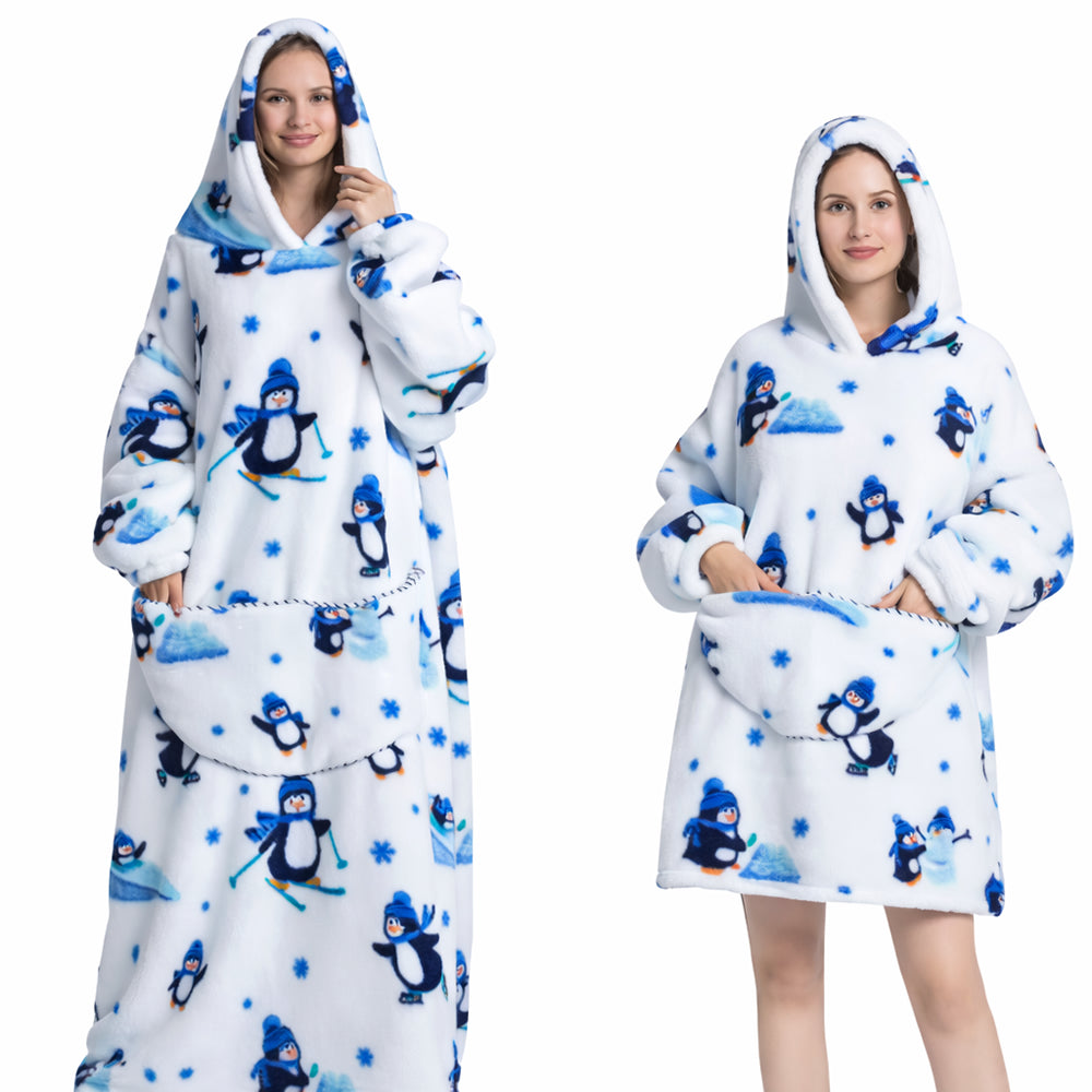 Un sweat plaid oversize imprimé, avec capuche et grande poche frontale, présenté en version longue et courte pour un look cocooning et confortable.