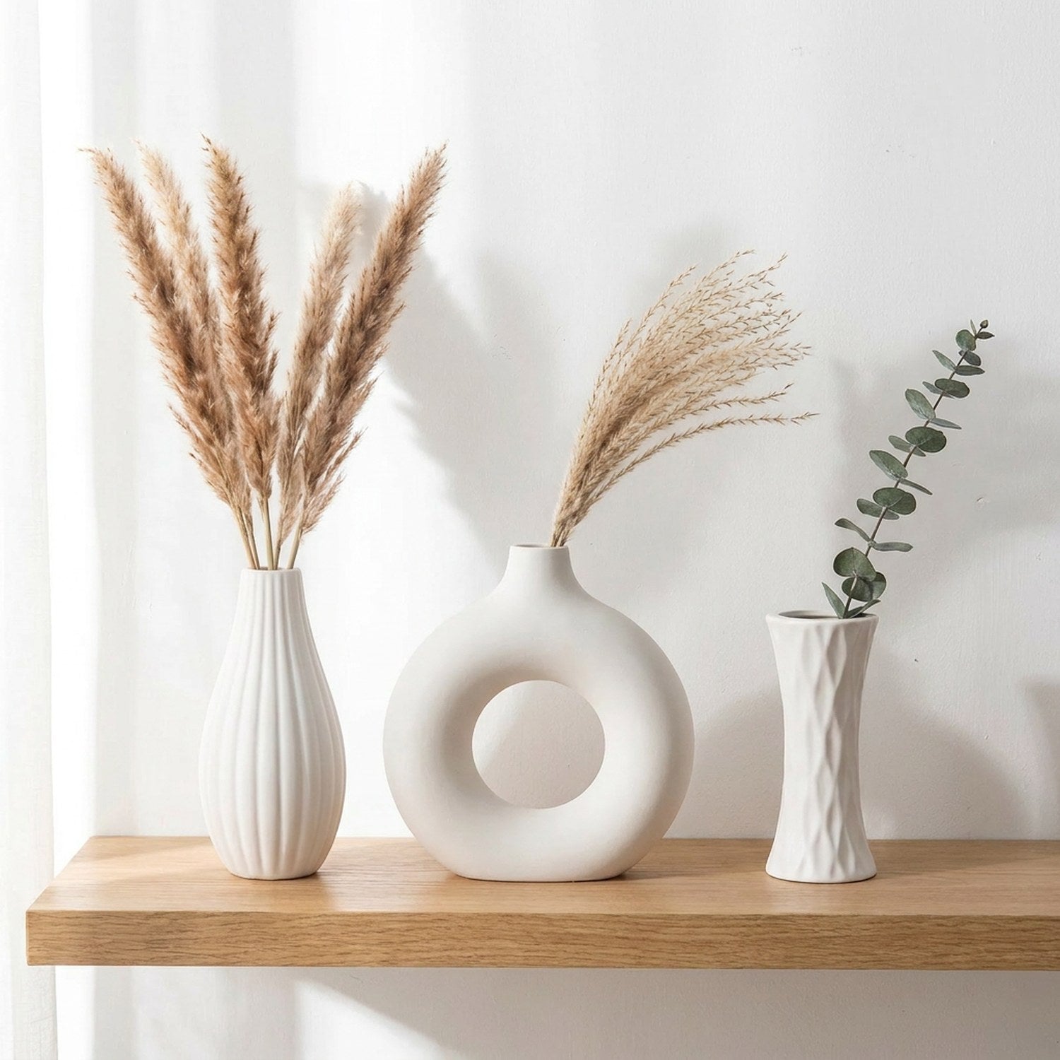 Vase céramique nordique minimaliste avec pampas et eucalyptus sur étagère en bois