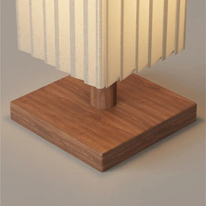 Détail de la base carrée en bois massif du lampadaire