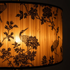 Gros plan abat-jour bambou motif estampe chinoise lumière filtrée douce