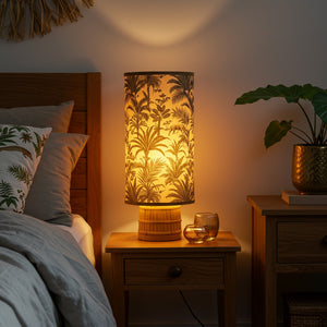 Abat-jour bambou motif exotique sur lampe de chevet dans chambre bohème