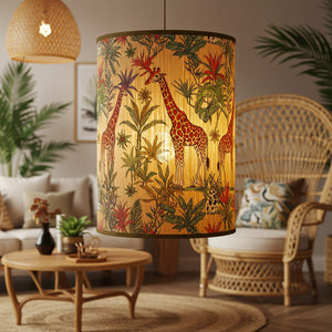 Abat-jour cylindrique bambou motif jungle safari suspendu dans un salon bohème