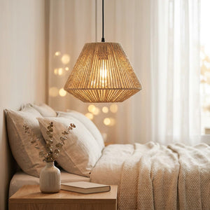 Abat-jour naturel tressé suspendu dans une chambre scandinave au-dessus d'une table de chevet bois