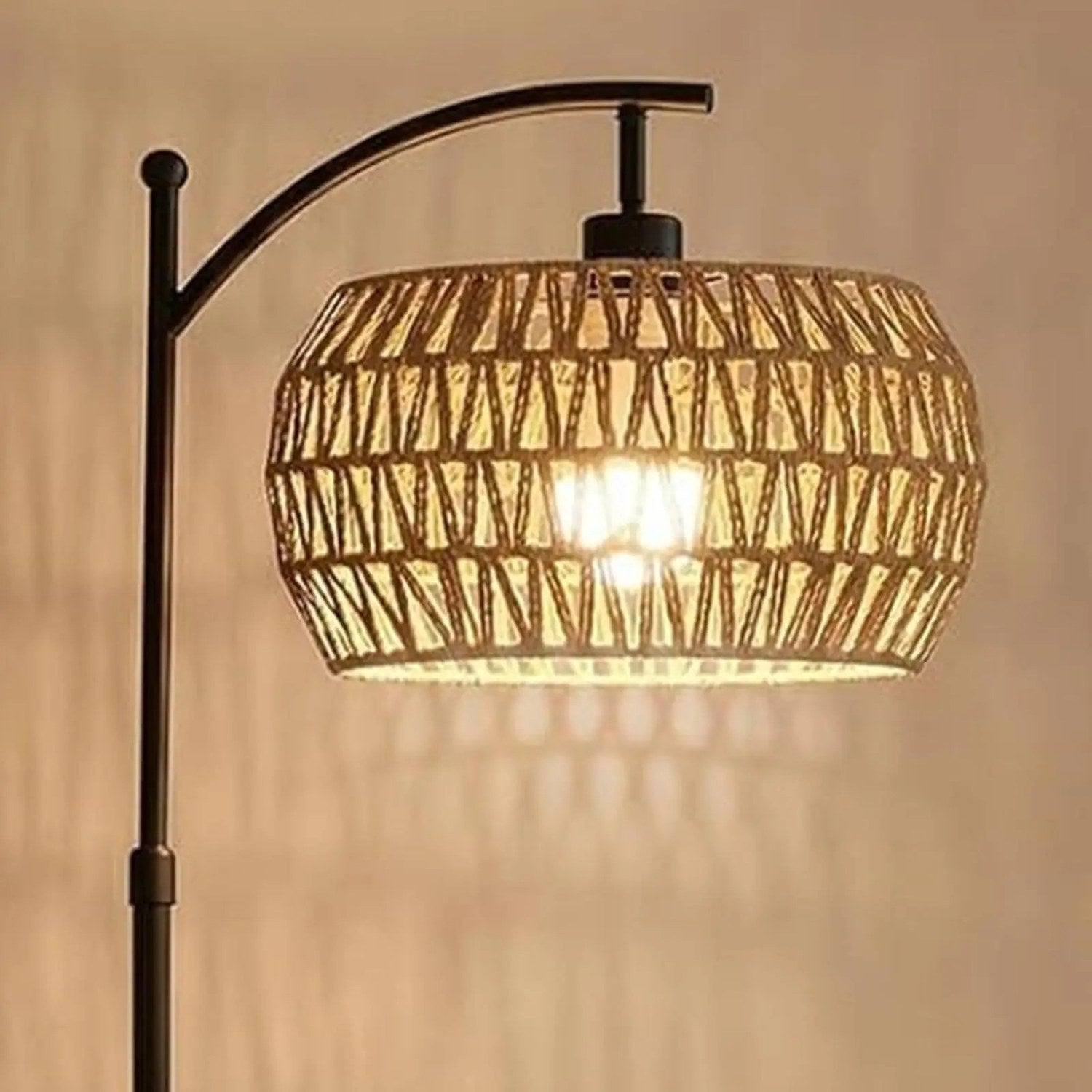 Abat-jour en corde de papier allumé sur un lampadaire diffusant une lumière chaude