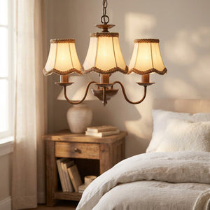 Lustre bougie avec abat-jours tissu blanc suspendu dans une chambre cosy