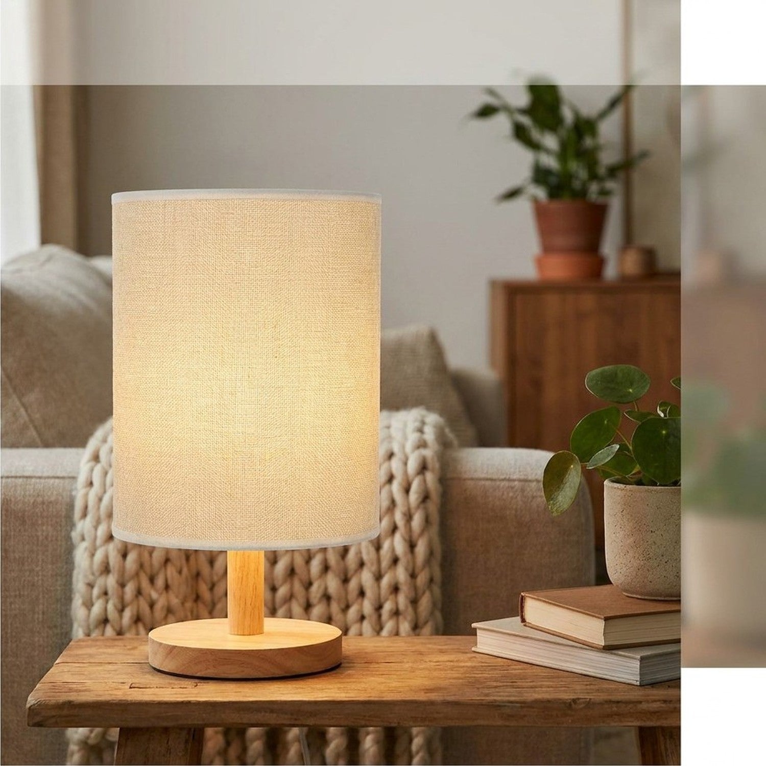 Abat-jour cylindrique en lin beige sur lampe de table, lumière chaleureuse, intérieur scandinave