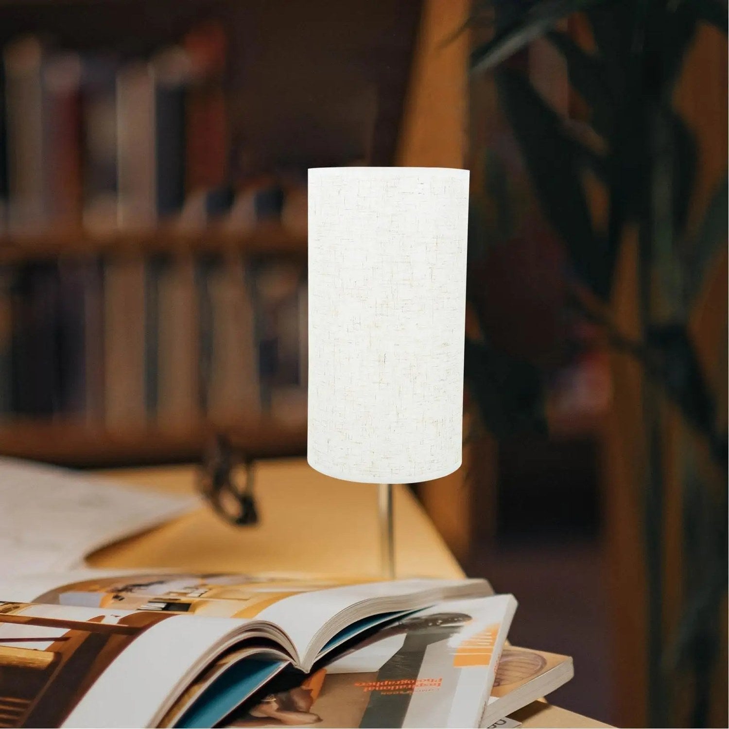 Abat-jour en lin dans bibliothèque cosy, lumière tamisée naturelle