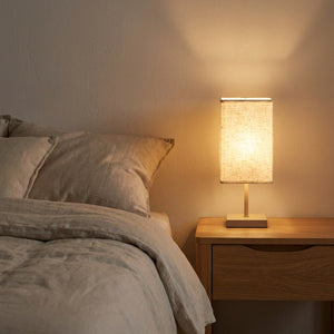 Abat-jour carré en lin sur une lampe de chevet dans une chambre