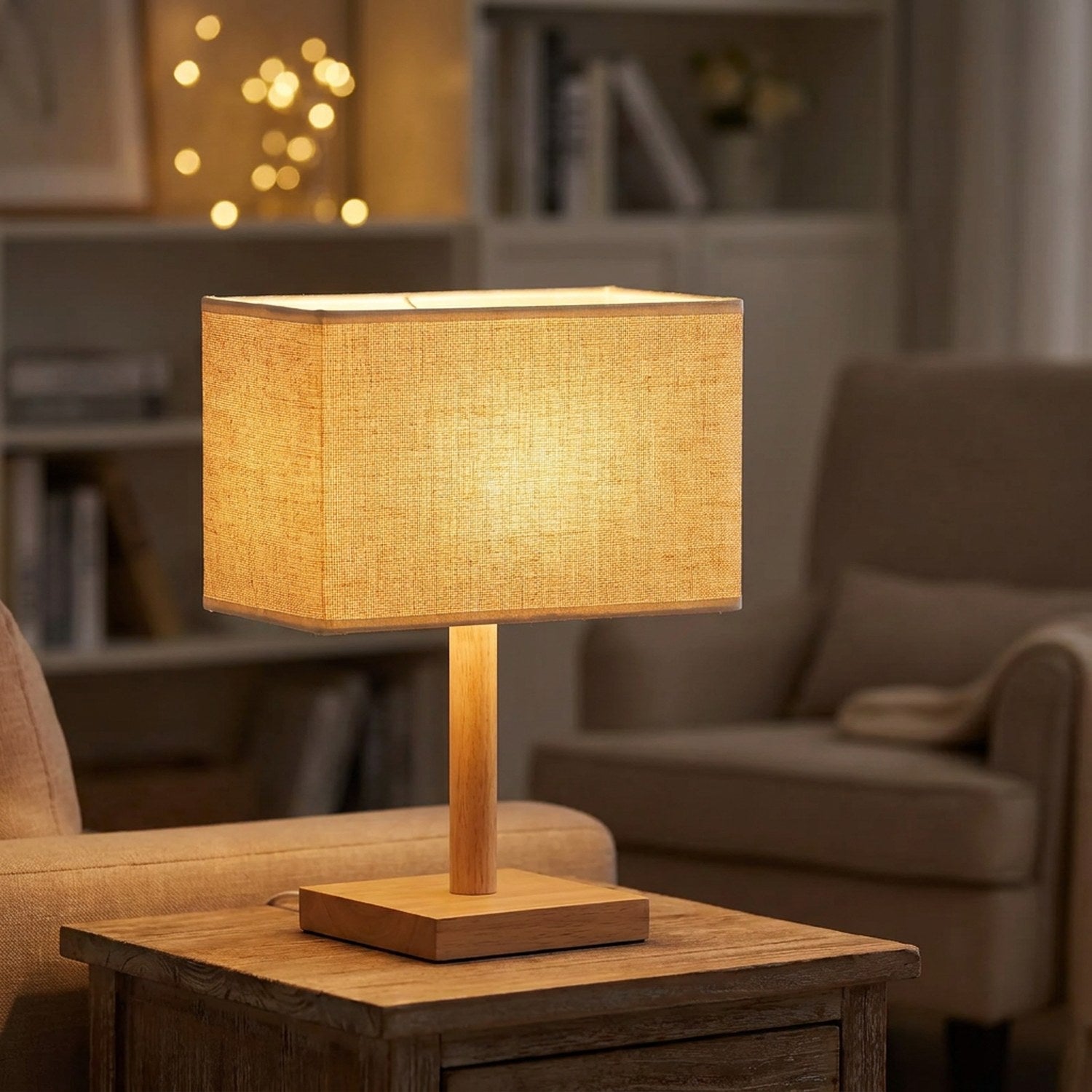 Abat-jour rectangulaire en lin jaune dore sur une lampe de table