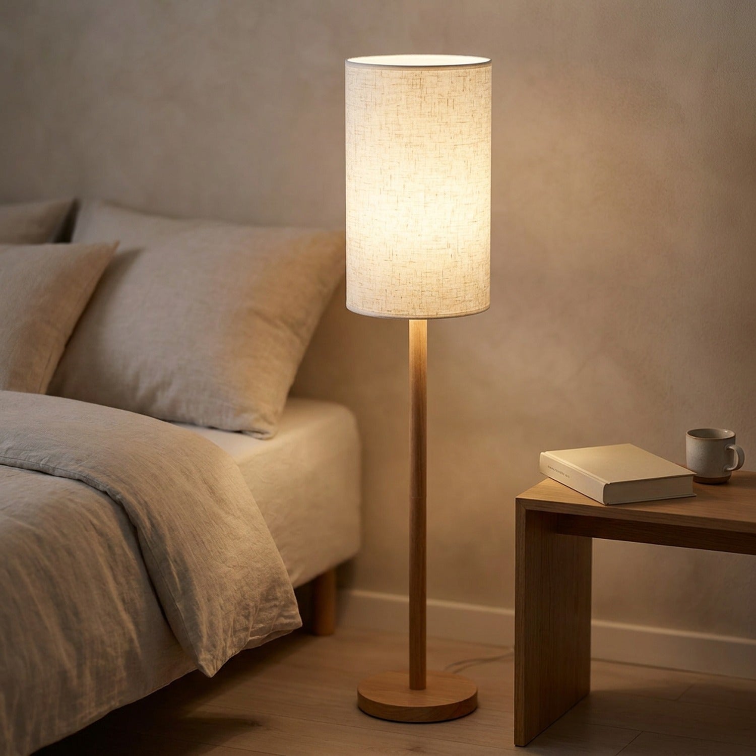 Abat-jour en tissu de lin sur lampadaire dans une chambre à coucher sereine