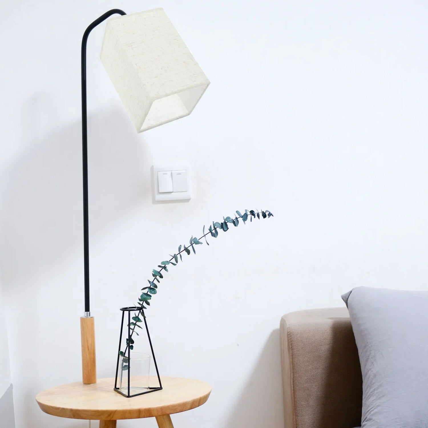 Abat-jour en lin monté sur un lampadaire près d un canapé