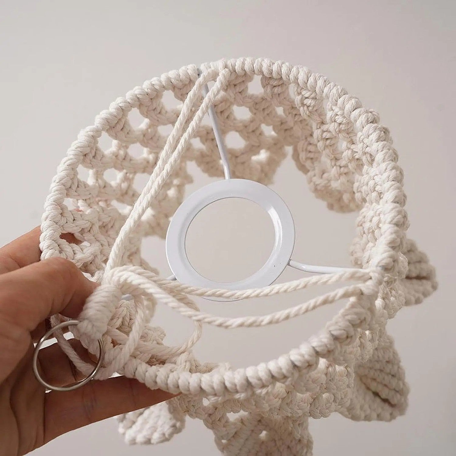 Vue intérieure cadre en fer abat-jour macramé coton tressé