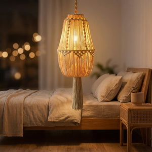 Abat-jour macramé bohème dans une chambre nordique cosy la nuit