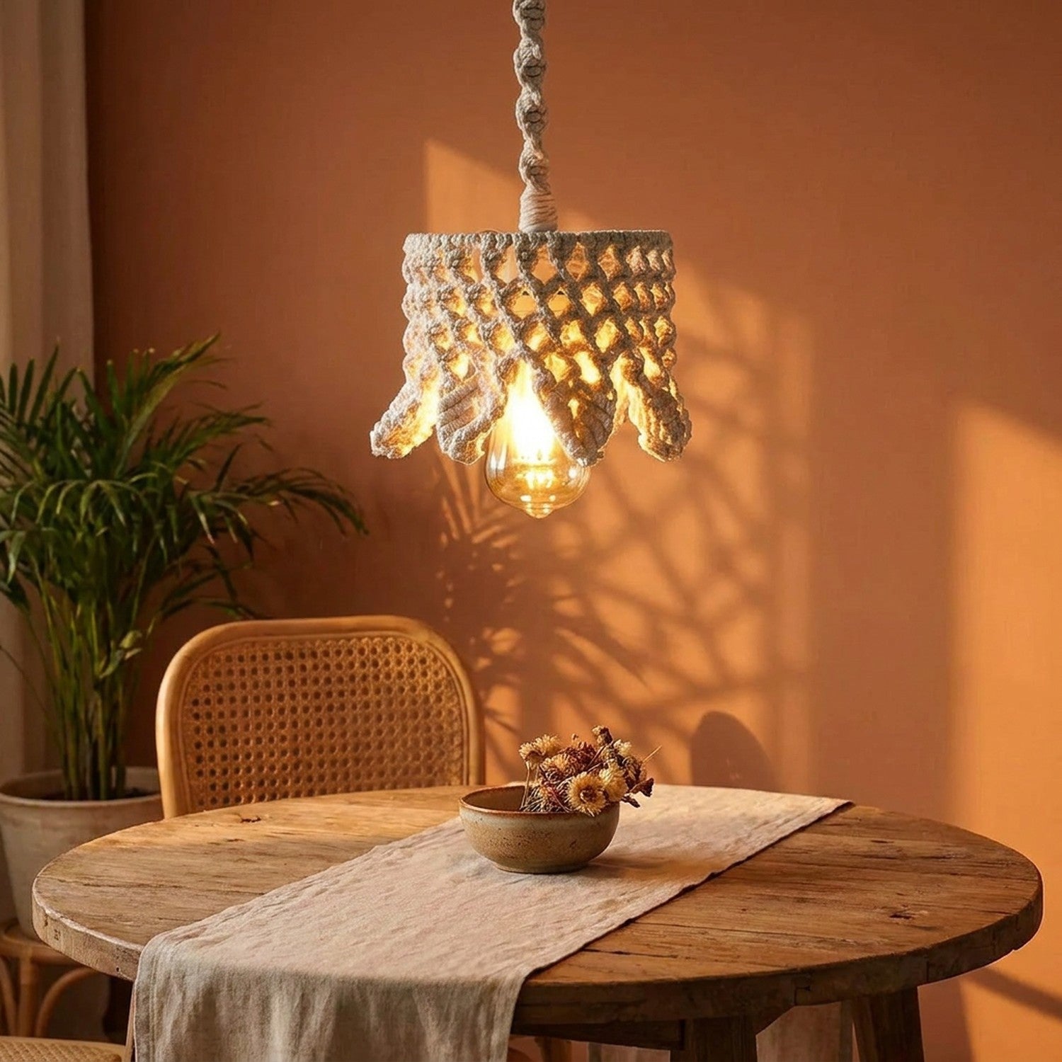 Abat-jour macramé salle à manger table bois chaise rotin