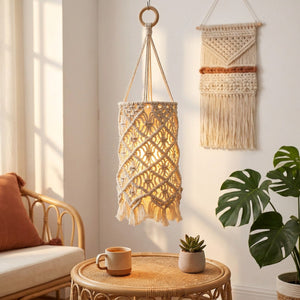Abat-jour macramé naturel suspendu dans un coin salon bohème avec table rattan