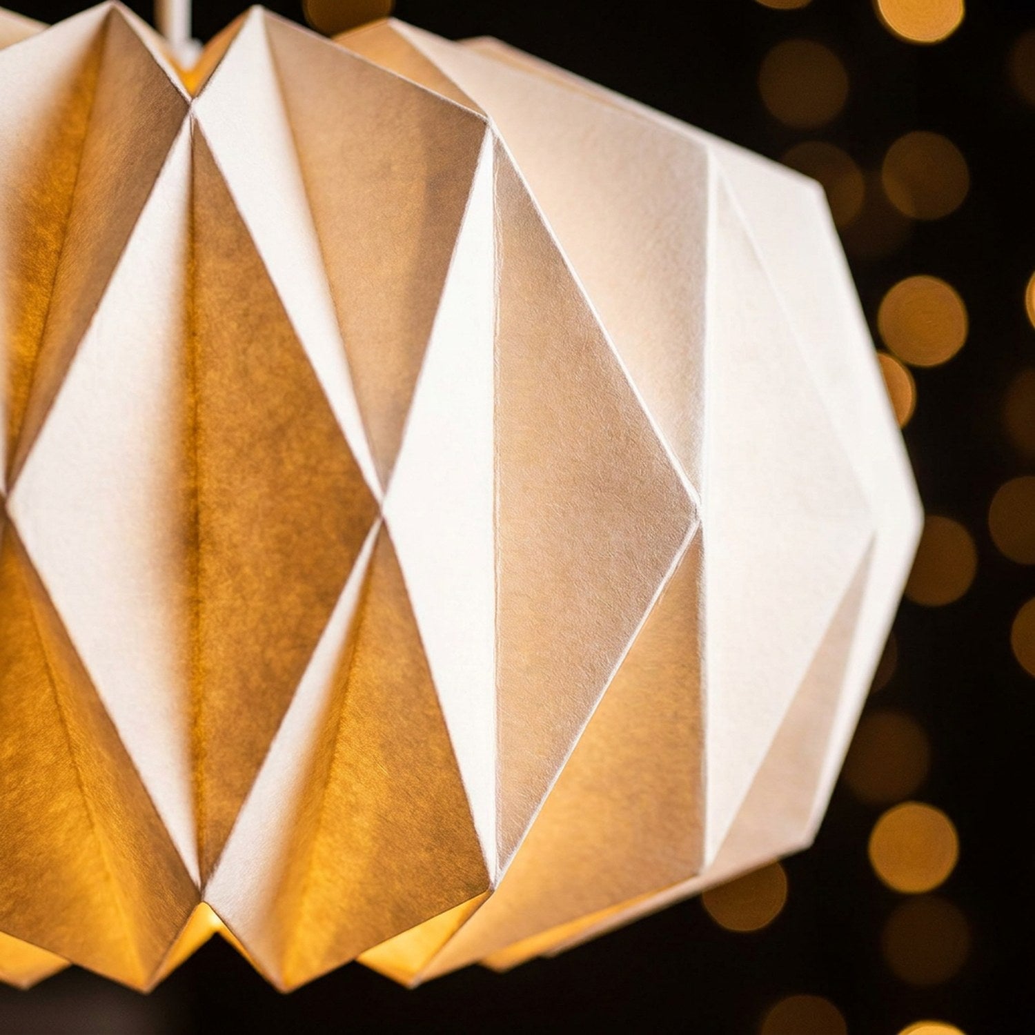 Détail des plis géométriques origami abat-jour papier