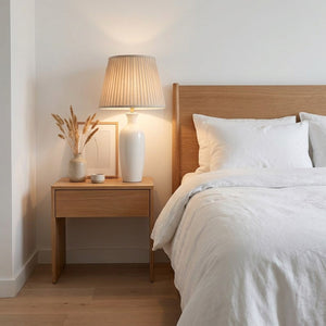 Abat-jour plissé en tissu dans une chambre avec lampe de chevet allumée