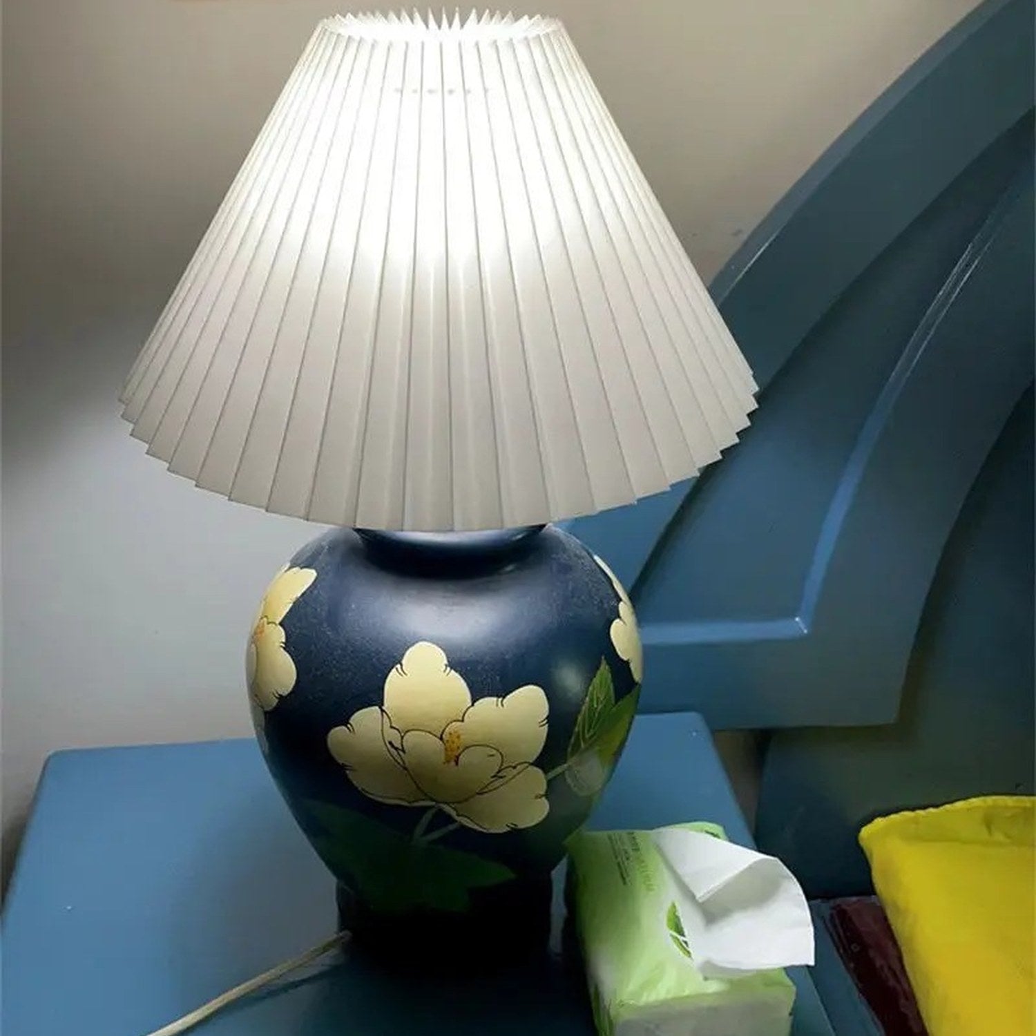 Abat-jour plissé blanc de style japonais sur lampe céramique décorative allumée