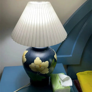 Abat-jour plissé blanc de style japonais sur lampe céramique décorative allumée