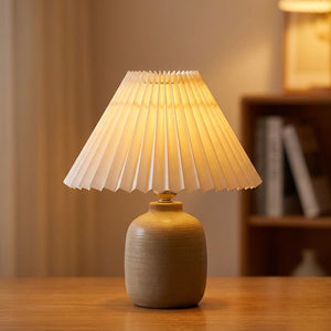 Abat-jour plissé blanc tissu style japonais sur lampe de table allumée