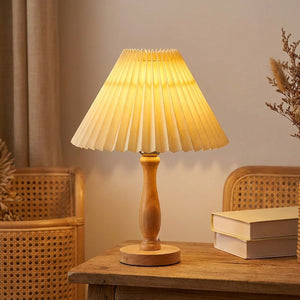 Abat-jour plissé jaune clair tissu style japonais sur lampe bois allumée