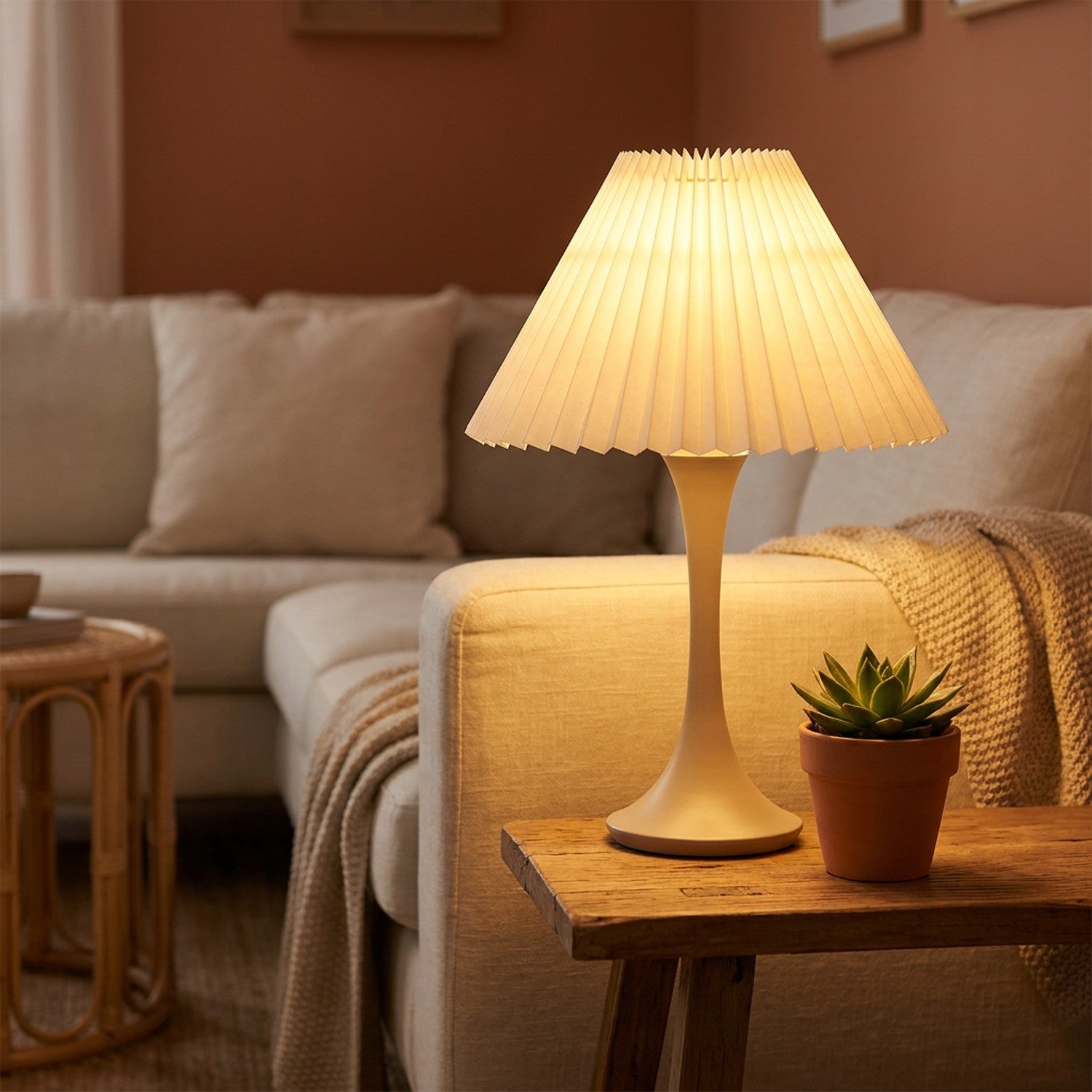 Abat-jour plissé style japonais sur lampe de salon allumée dans un salon chaleureux avec plante verte
