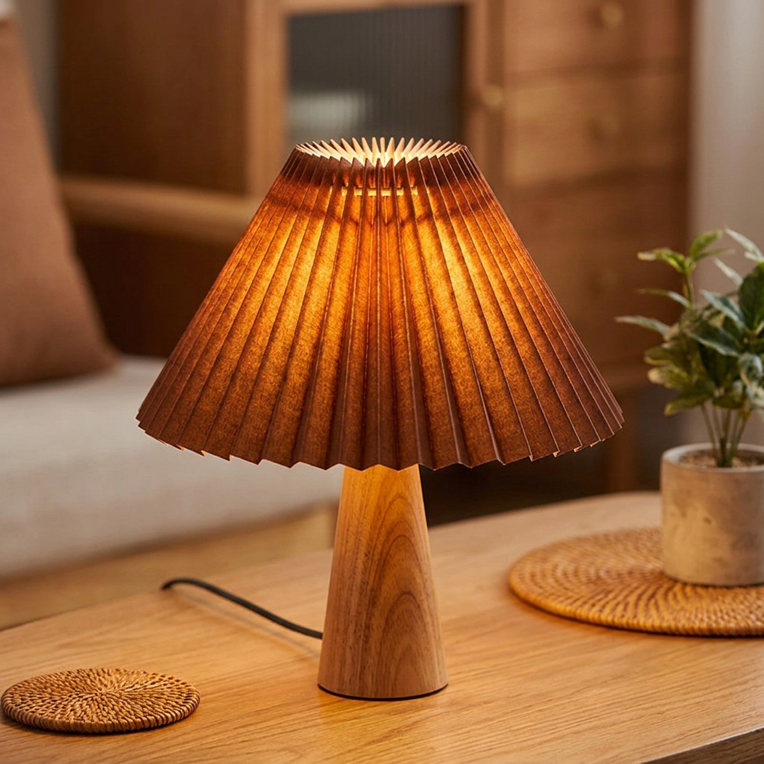 Abat-jour plissé marron tissu style japonais sur lampe bois allumée ambiance cosy