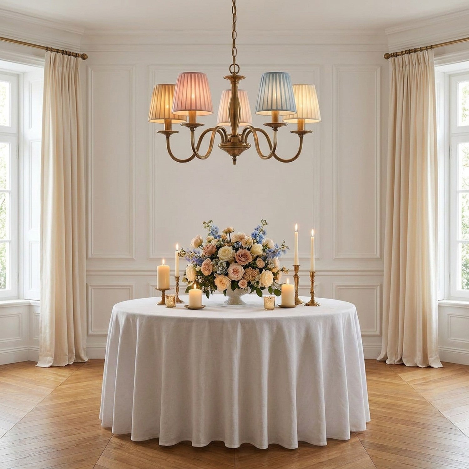 Lustre à bras multiples avec abat-jours colorés dans salle à manger