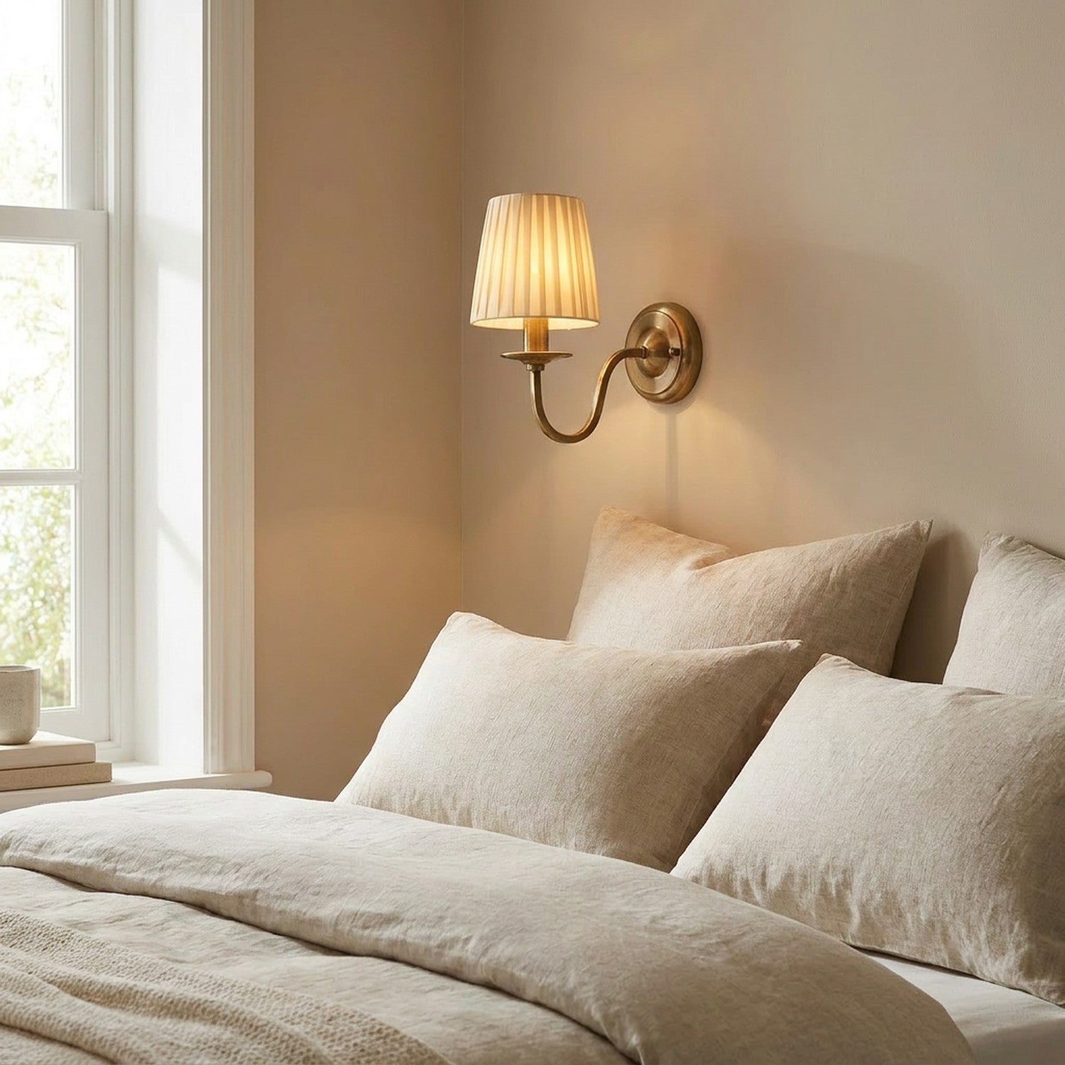 Applique murale avec abat-jour crème dans chambre lumineuse
