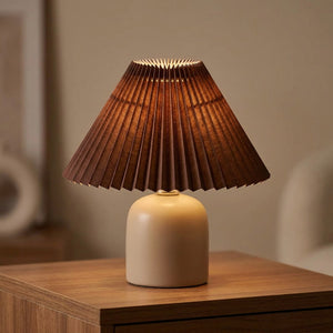 Abat-jour plissé conique en tissu coloris Marron sur une lampe allumée